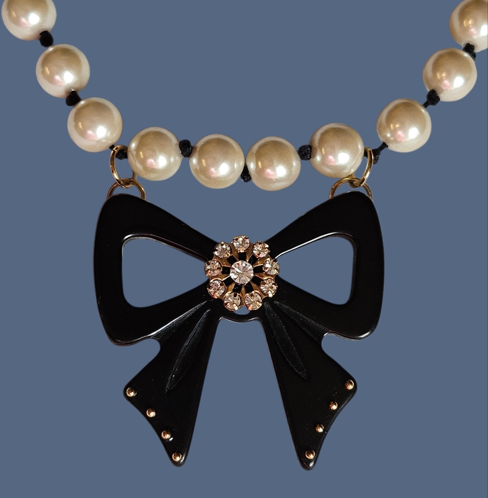 🎀Betsey Early Y2K Pearl Necklace Black Bow "Punk-Meets-Princess" Style NWOT